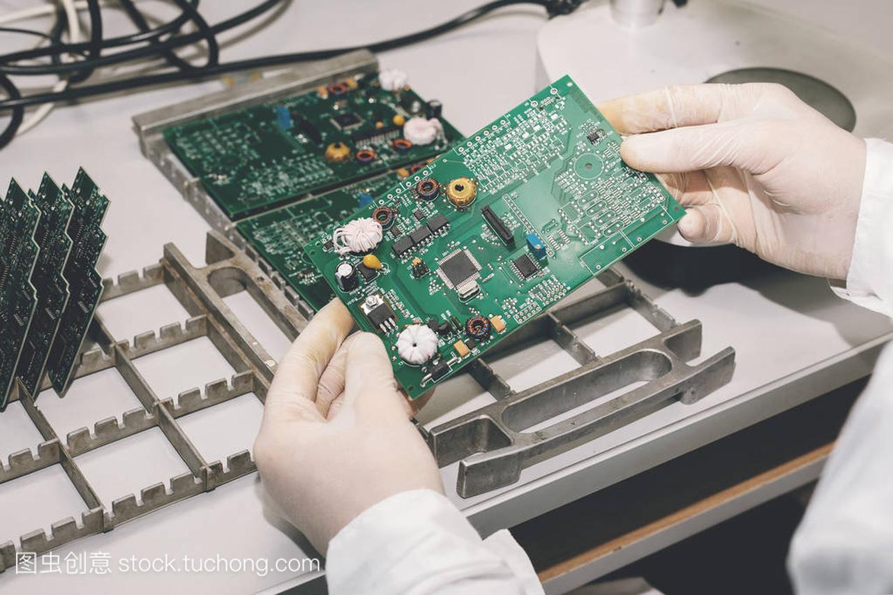 技师需要与芯片的电脑板。零件和组件的计算机
