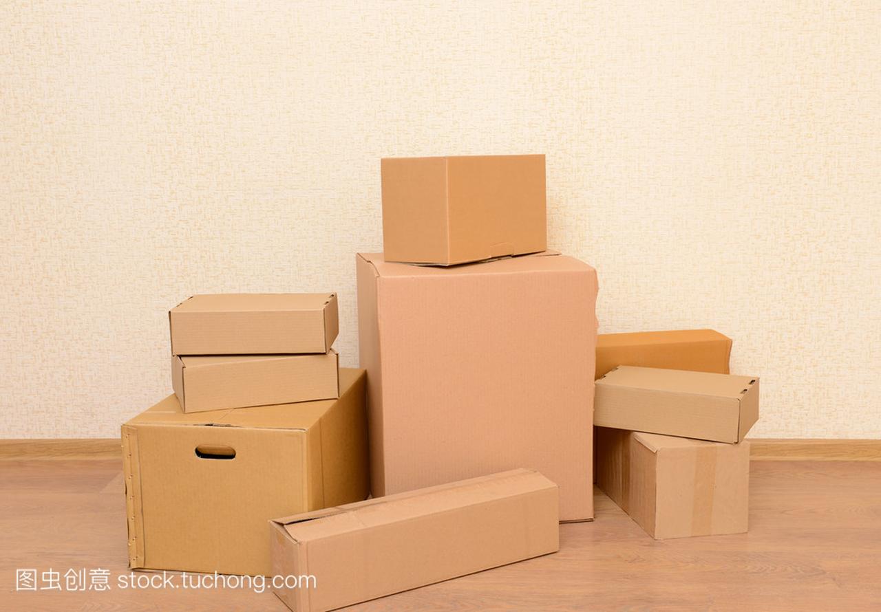 空纸箱堆栈的房间: 移动之家的构想