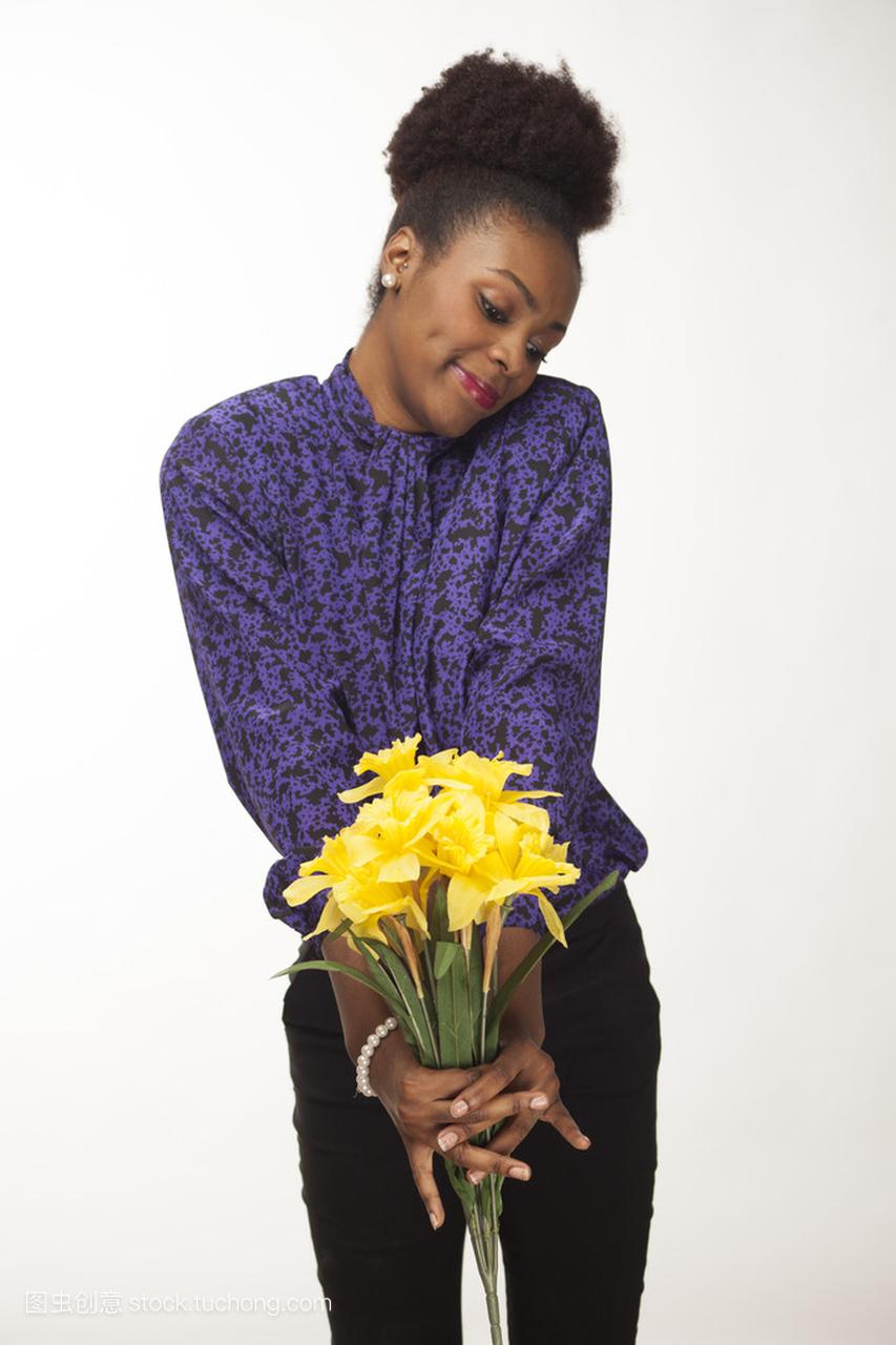 非洲裔美国女孩与花