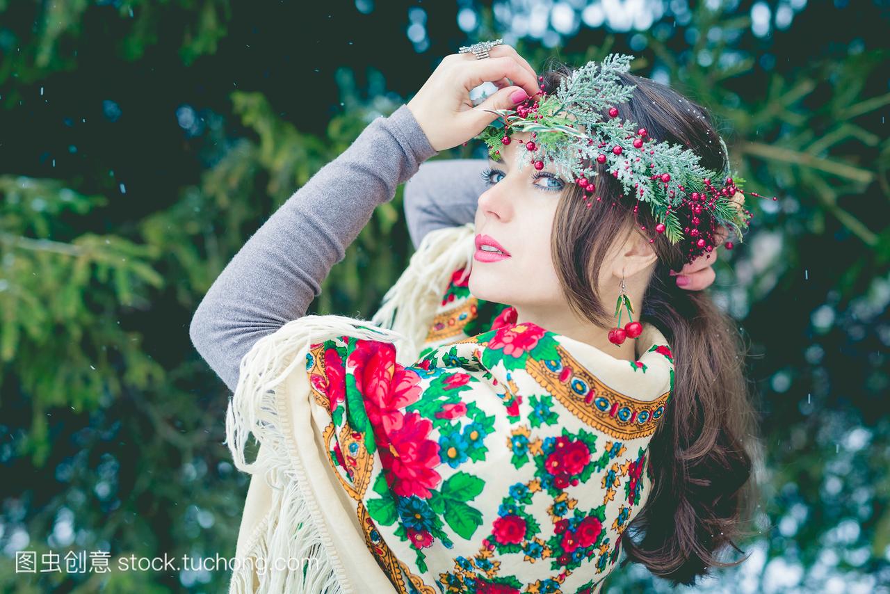 年轻漂亮的女孩,与传统的俄罗斯或乌克兰围巾