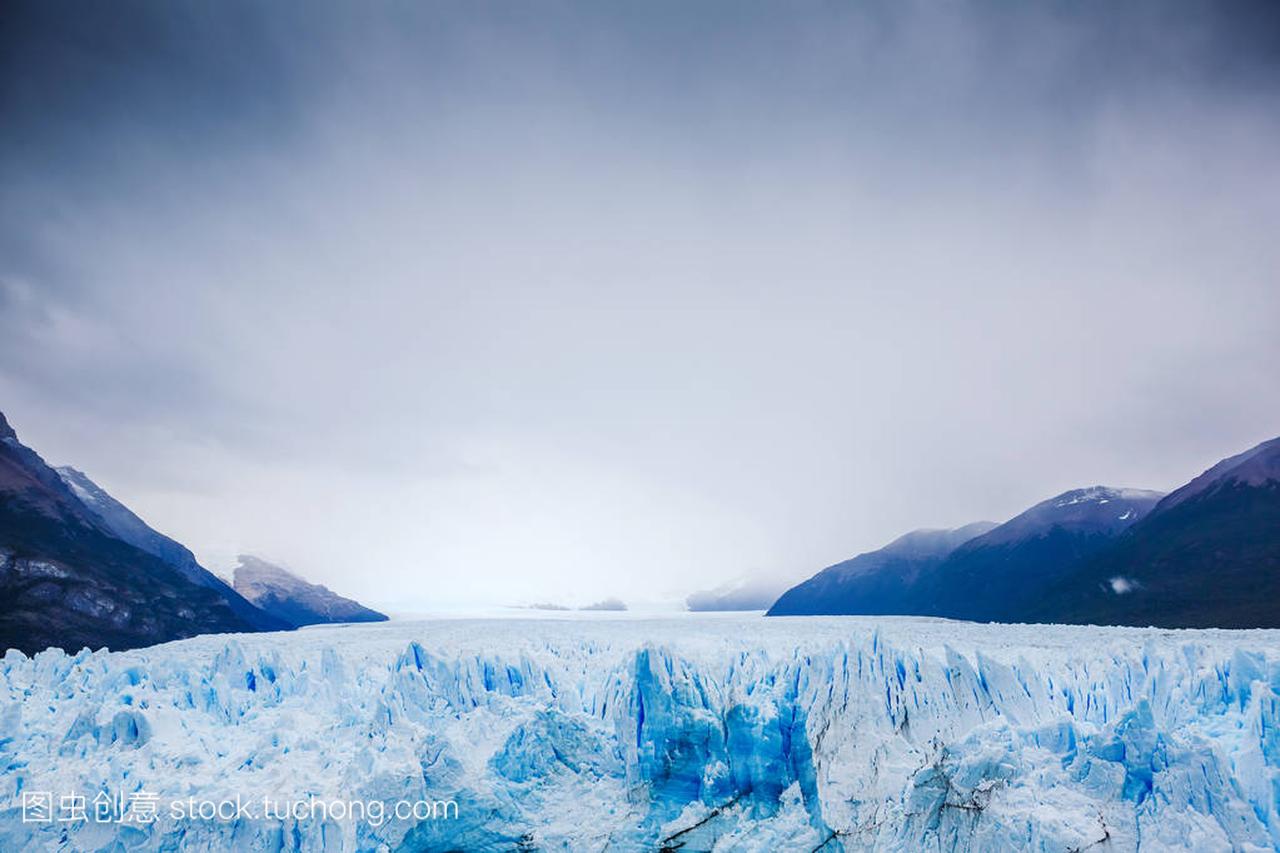 巨型雷诺冰川。阿根廷巴塔哥尼亚卡拉法特