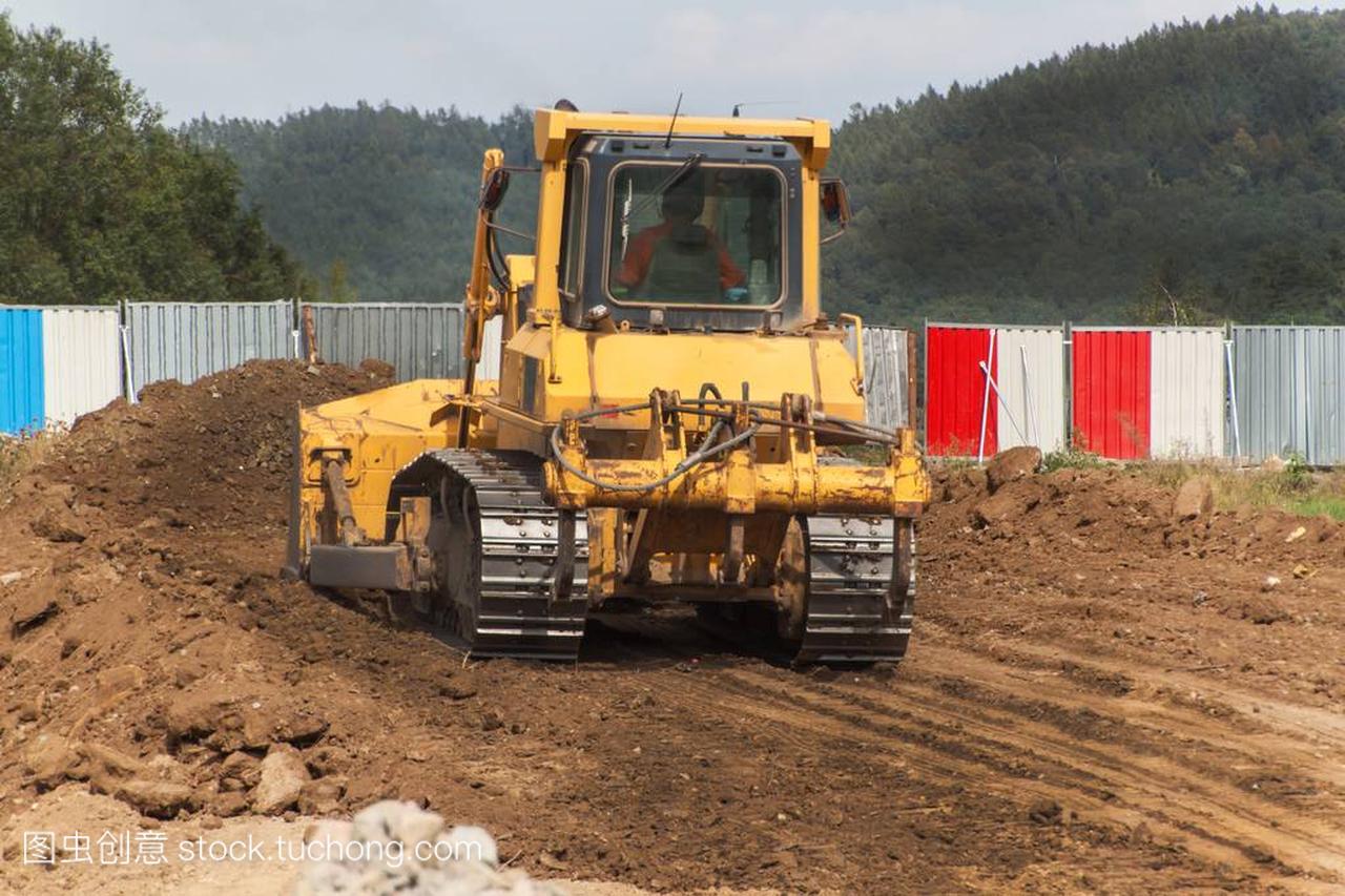 挖掘机在施工工地上工作。黄建设推土机在工作