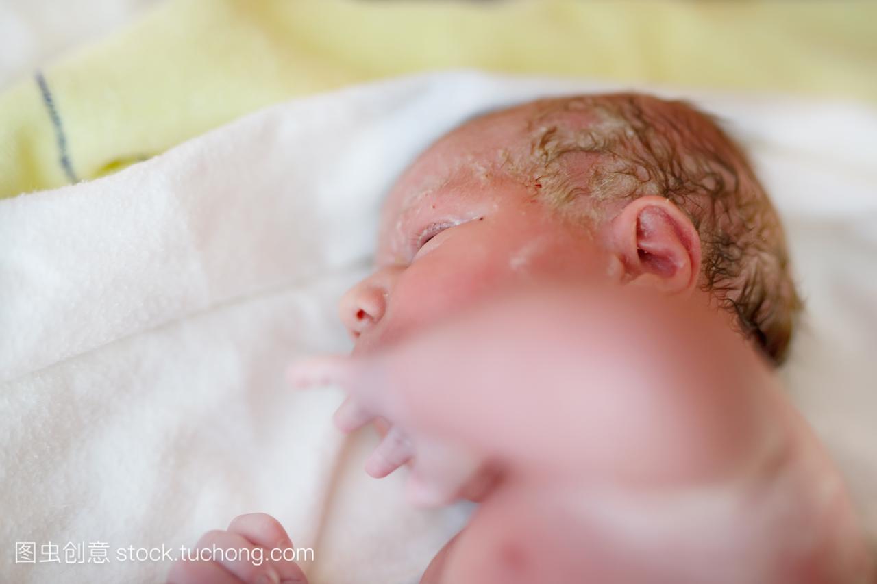 刚出生的婴儿儿童秒和分钟后躺在毛巾上的出生