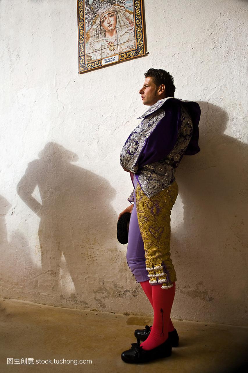 西班牙斗牛士大卫瓦伦在斗牛场的哈恩小巷里等