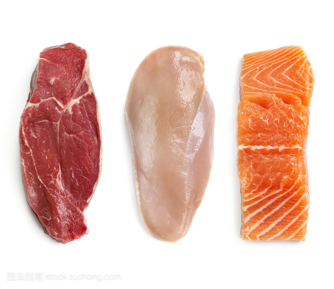 生牛肉吃鸡肉和鱼肉孤立的顶视图
