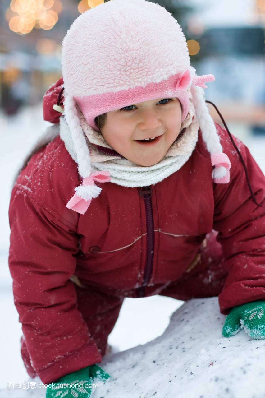 小小快乐的孩子在山上雪
