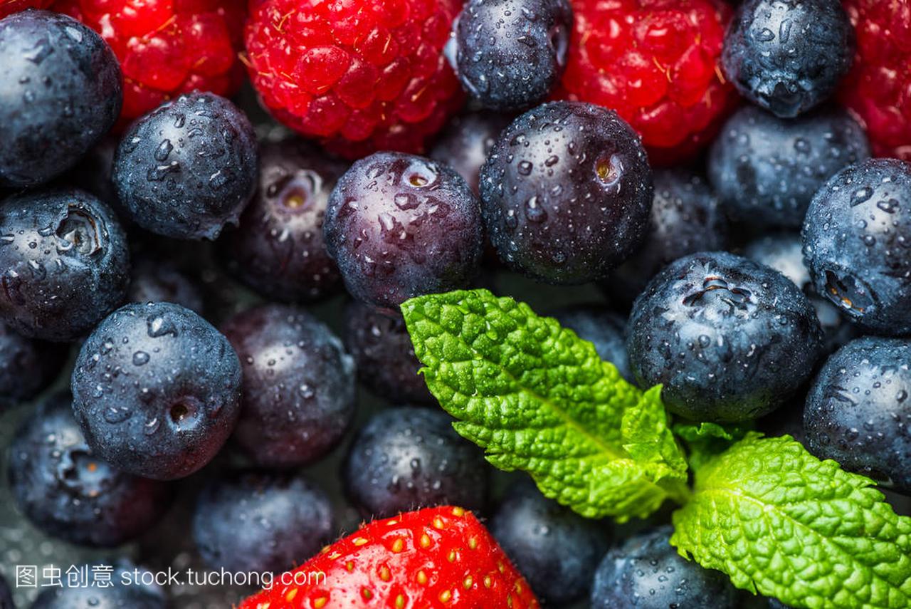 各种各样的新鲜浆果如蓝莓、 覆盆子和 St