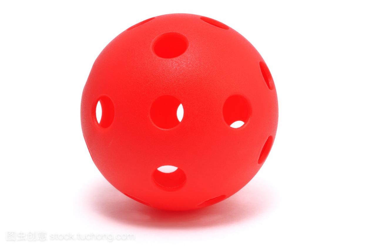 红 whiffle 隔离在白色的球