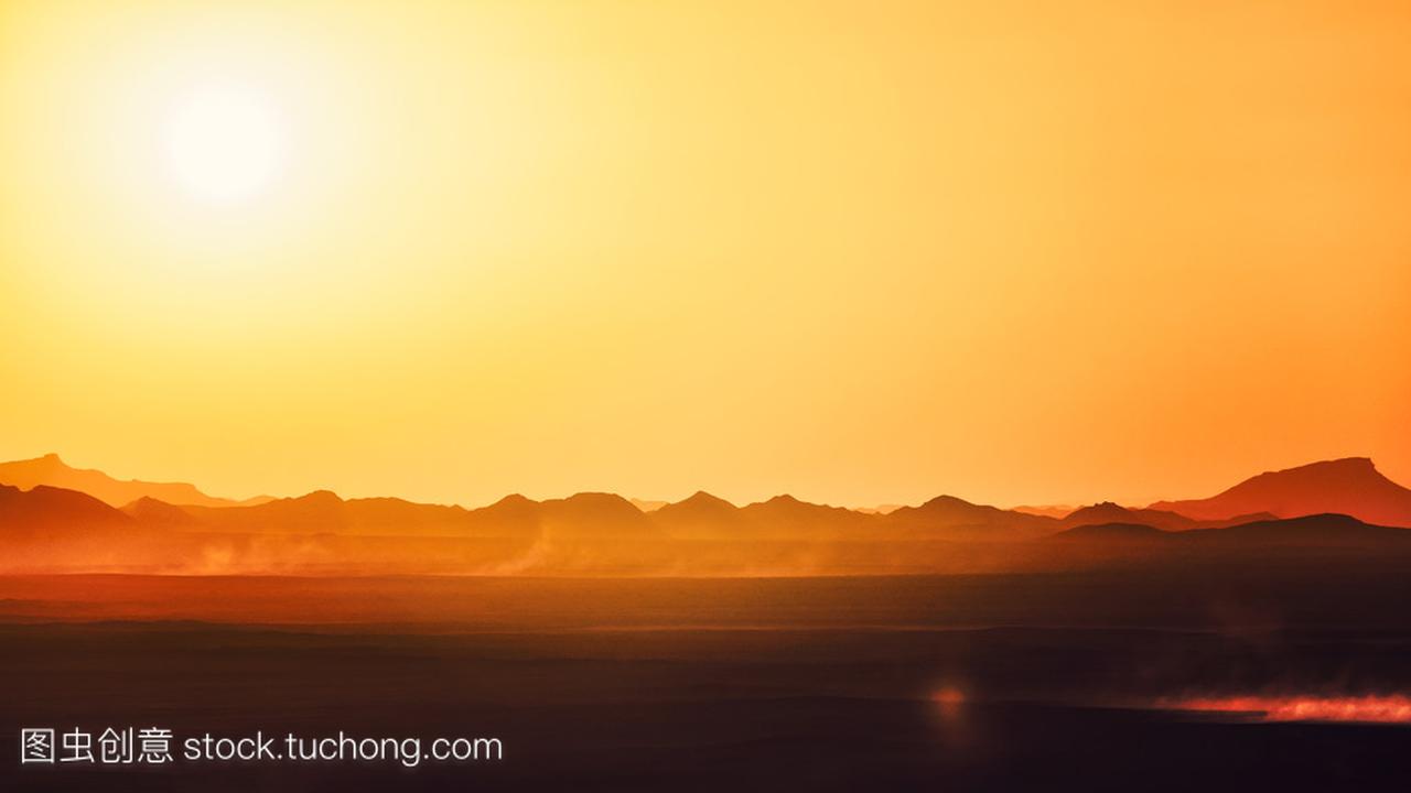 在摩洛哥撒哈拉沙漠的日落