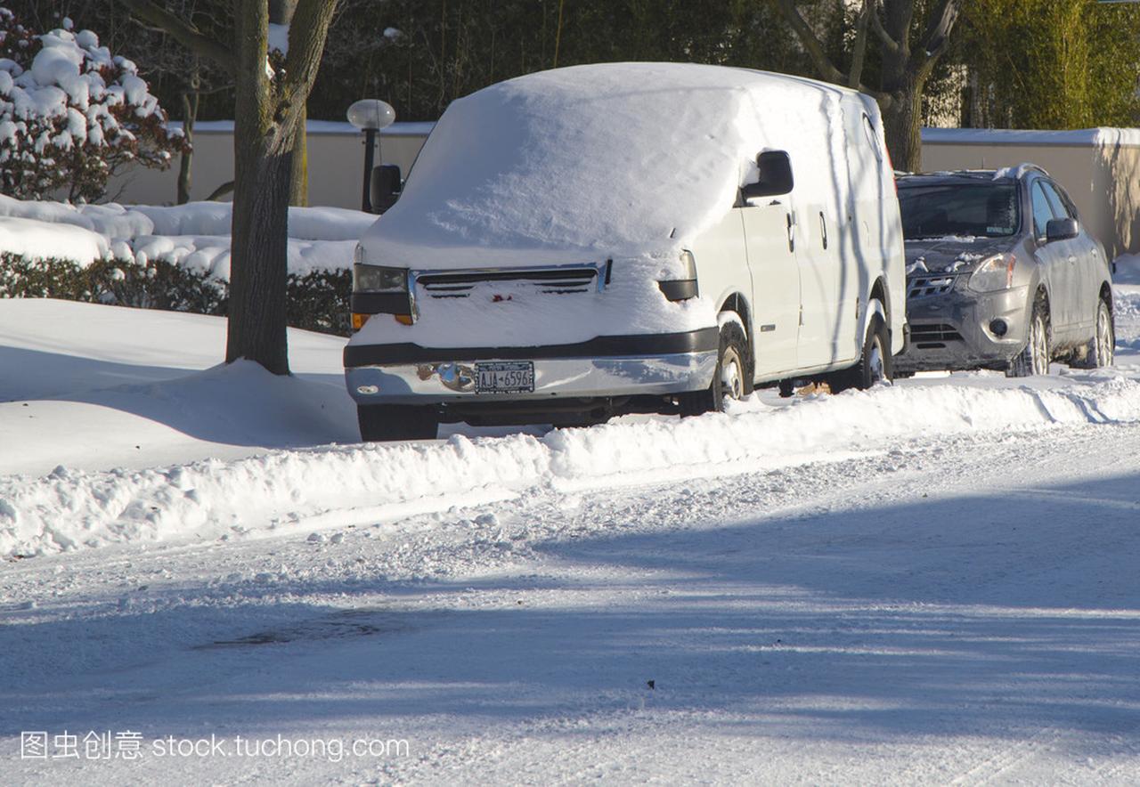 汽车在布鲁克林,纽约后大规模冬季风暴 janus 雪