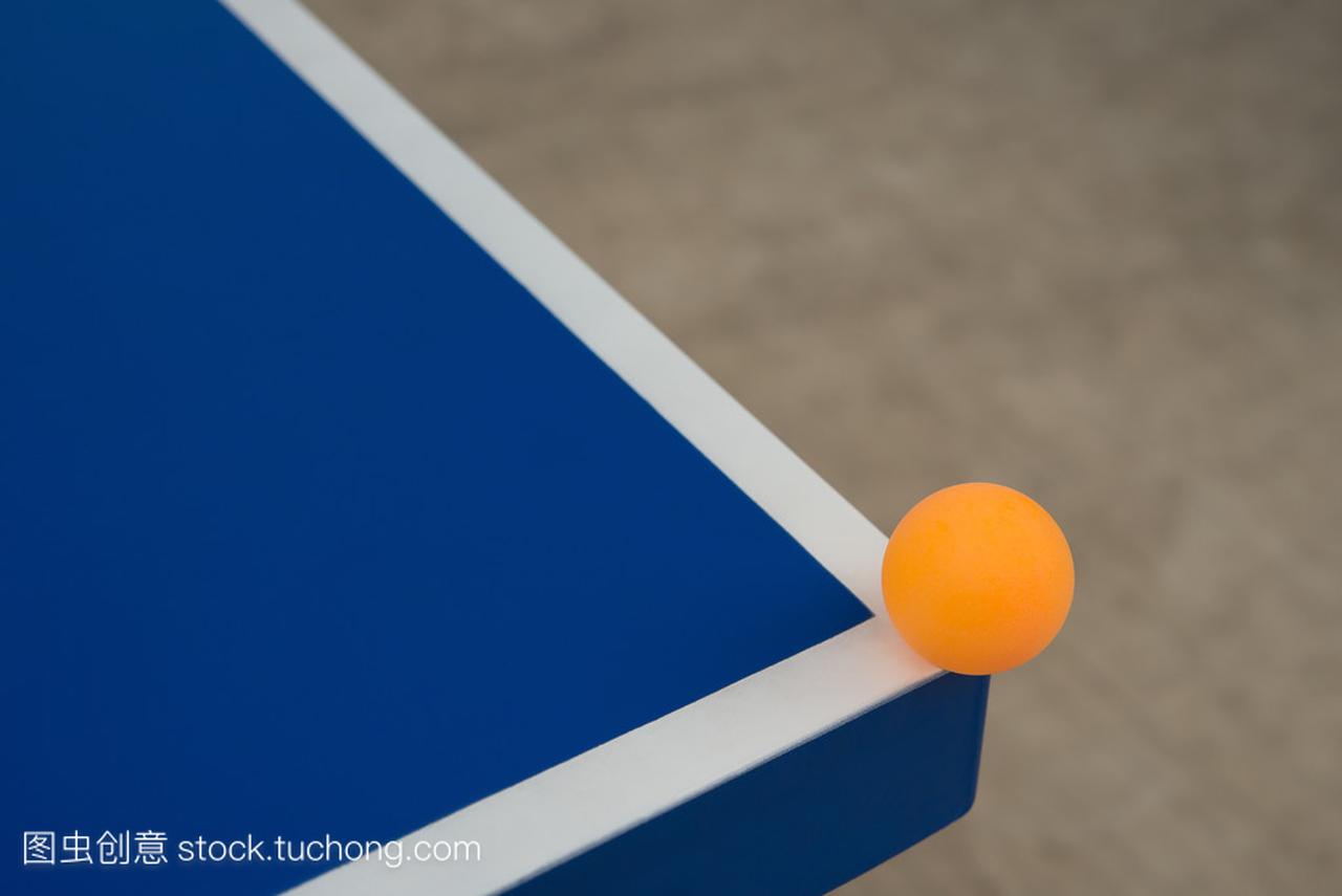 乒乓球球打一个蓝色乒乓球桌的角