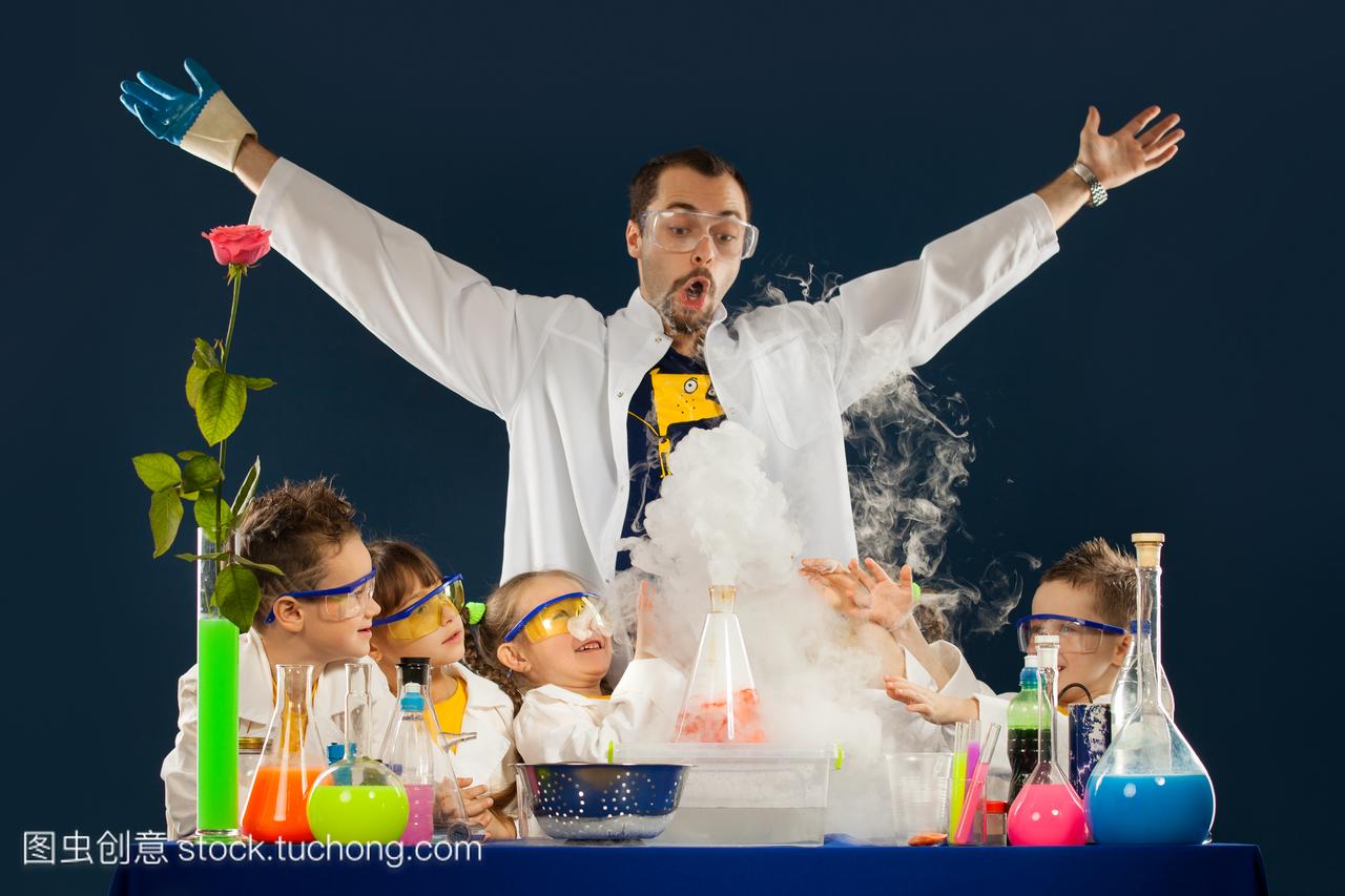 疯狂教授做科学实验在实验室里的孩子