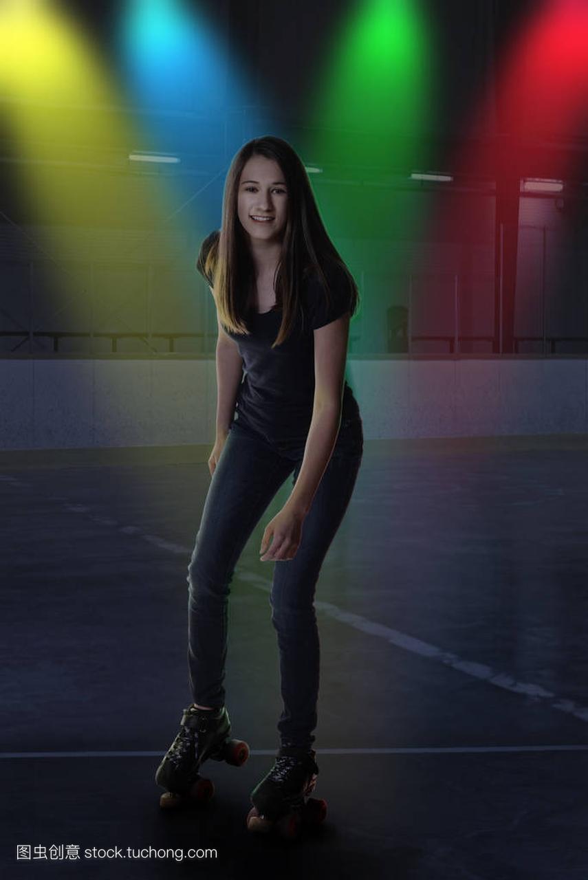 十几岁的女孩在滚轴溜冰的溜冰场迪斯科