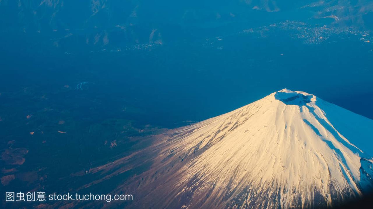 美丽的富士山从飞机的初冬季节来看