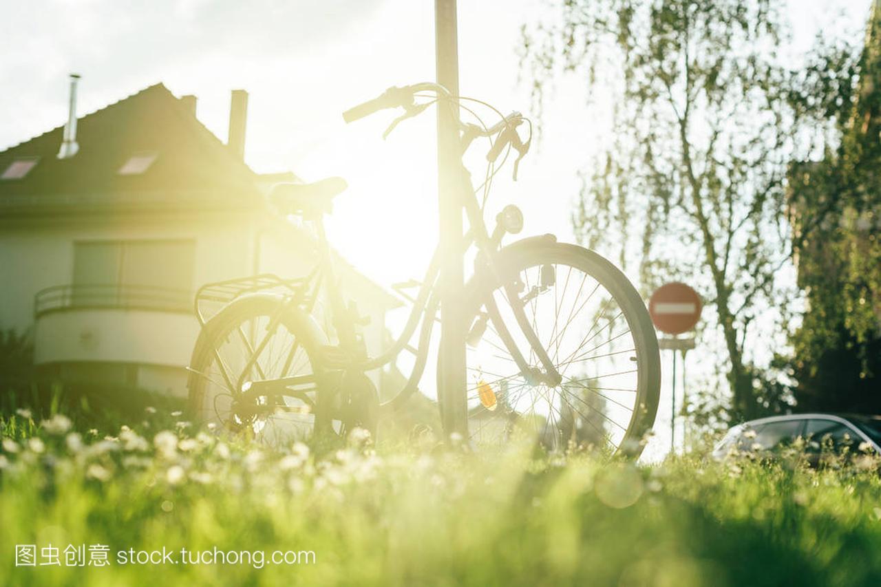欧洲城市与阳光的太阳耀光背后现代自行车