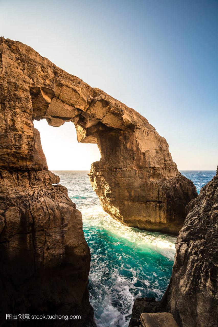 海石拱在戈佐岛,马耳他 wied il Mielah。阳光明
