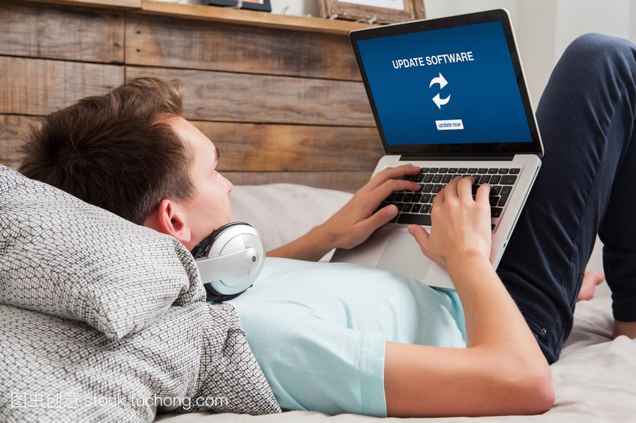 人躺在家里更新便携式计算机软件