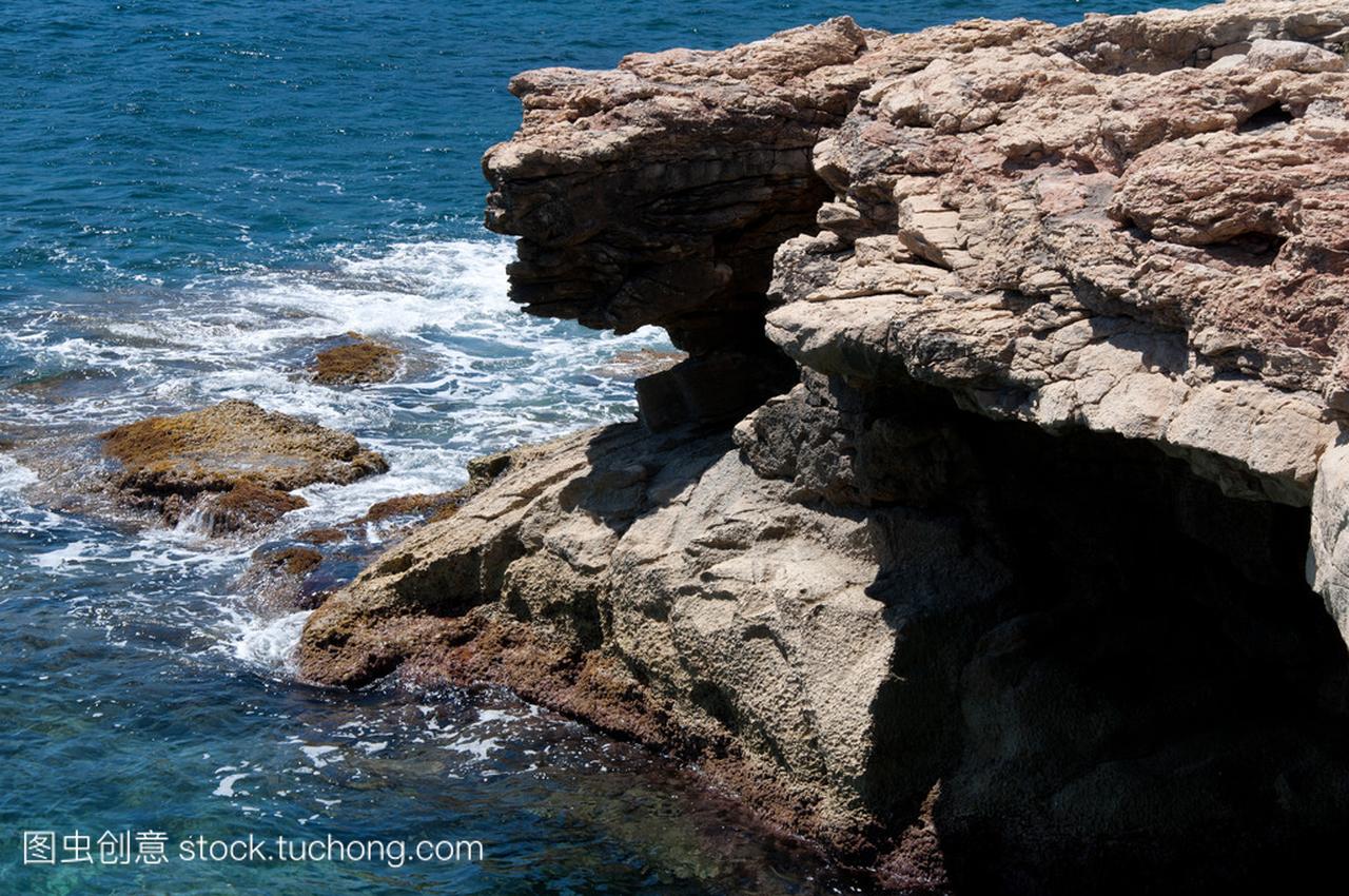 马耳他国家沙滩上地中海中的岛屿