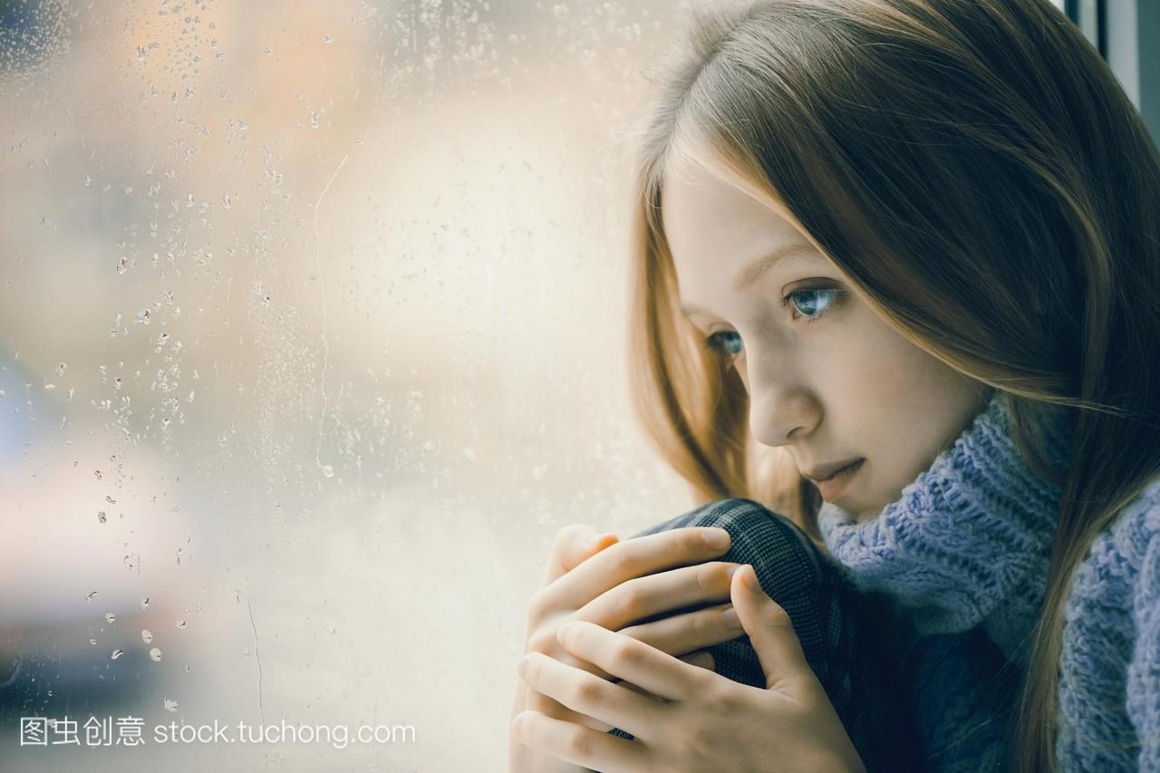 下雨天: 伤心的女孩在窗户上