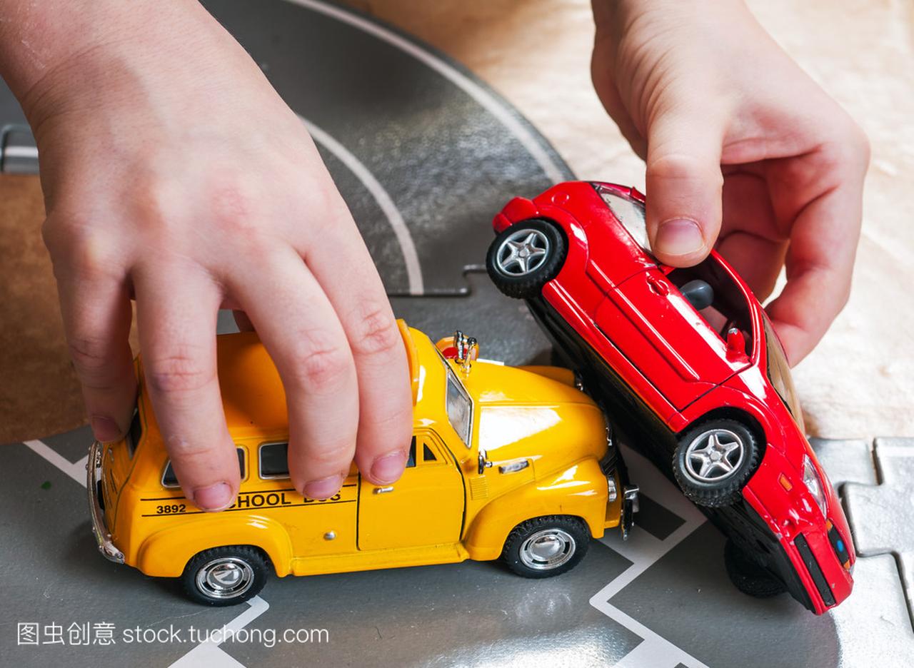 道路上的两个玩具车事故崩溃