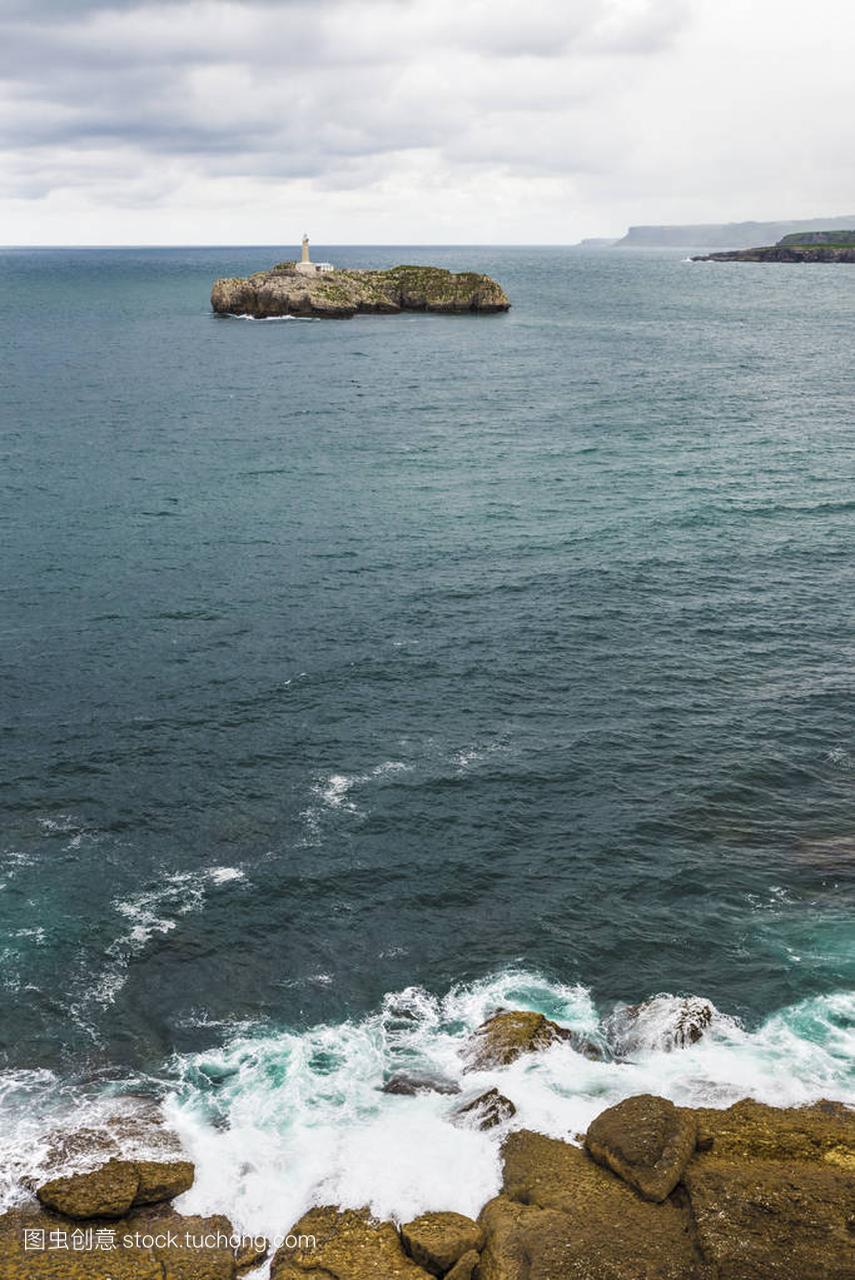 多岩石的海岸线,沿着悬崖在西班牙桑坦德银行