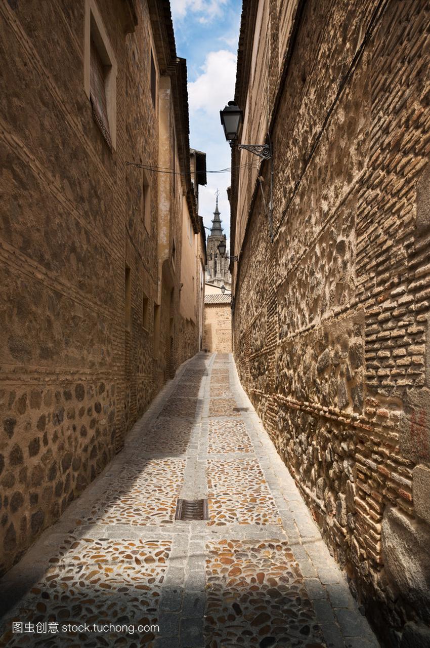 在西班牙托莱多古城的窄巷