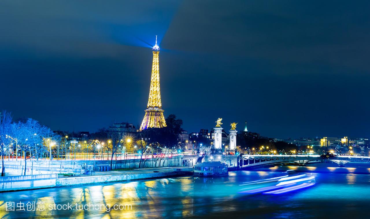 著名的城市巴黎晚上在法国