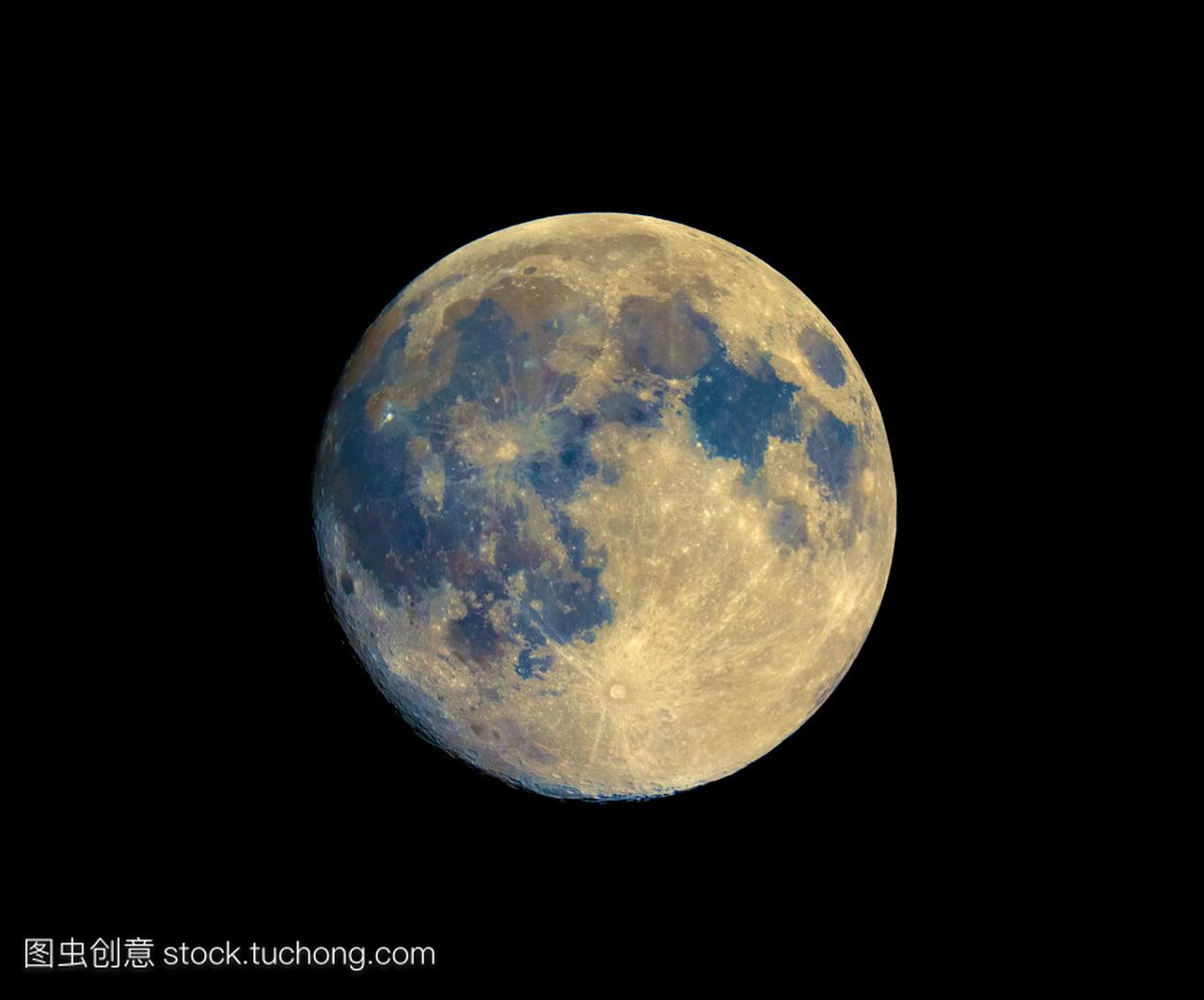 用增强色彩的望远镜看到的满月