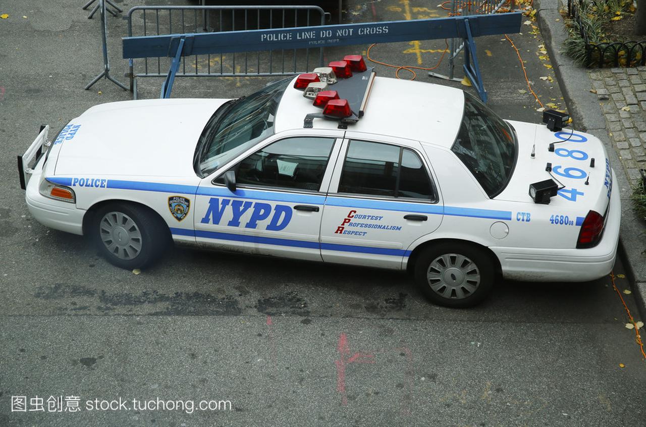 纽约警察局车提供世界贸易中心区曼哈顿的安全