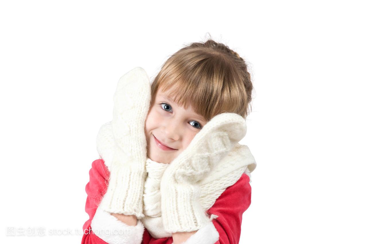 小女孩在一条围巾和手套