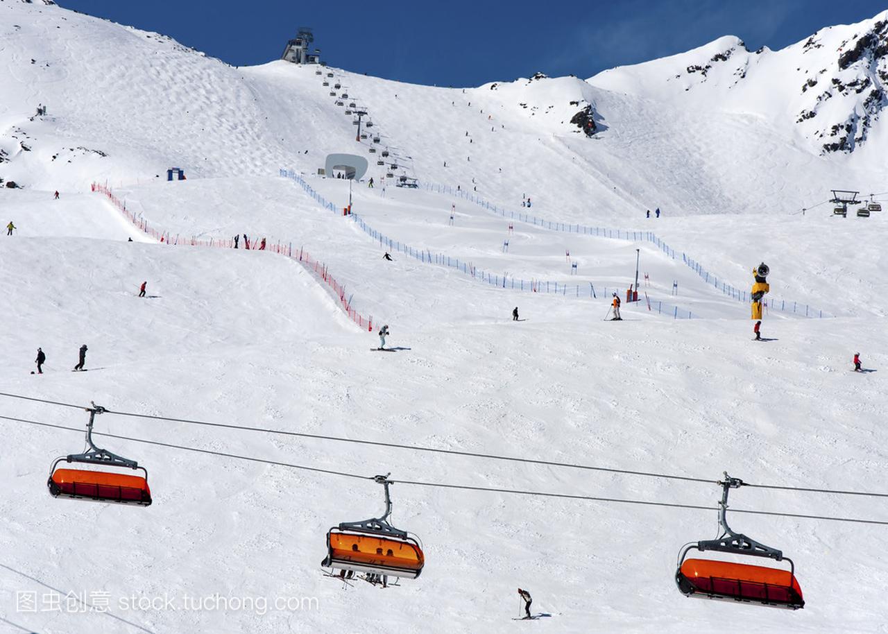 滑雪者和 Solden,奥地利经济论坛的升降椅