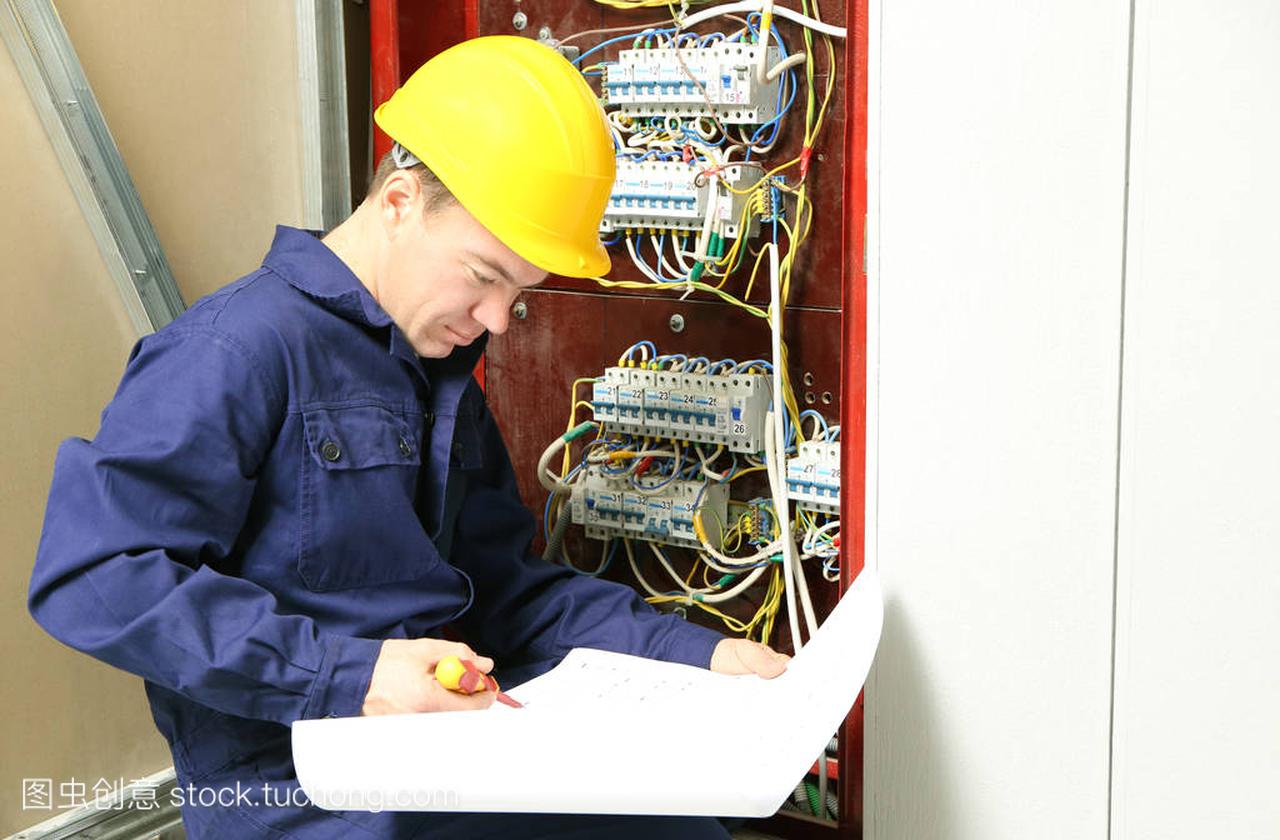 电工检查配电板配线图中的连接