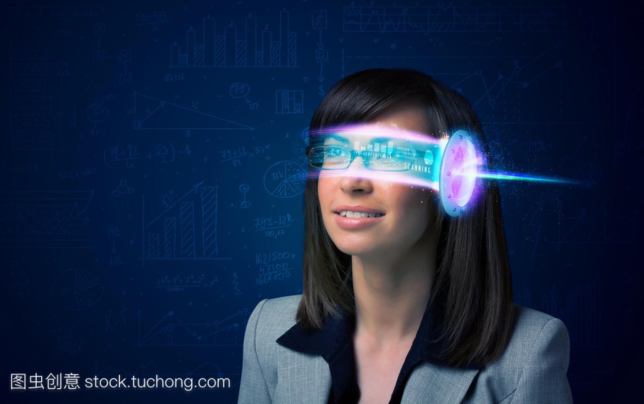 从未来与高科技的智能手机眼镜的女人