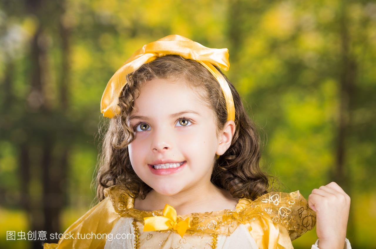 可爱的小女孩穿着漂亮的黄色衣服配头乐队合影
