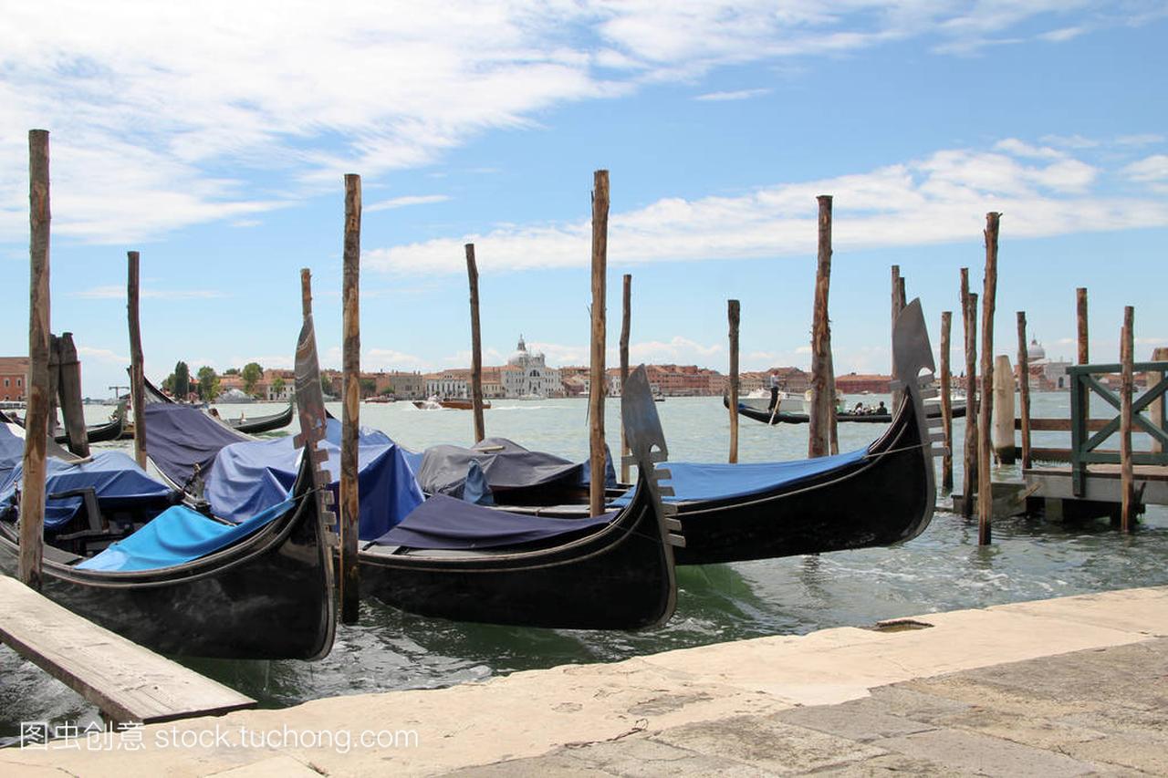 威尼斯景观与吊船和系缆桩