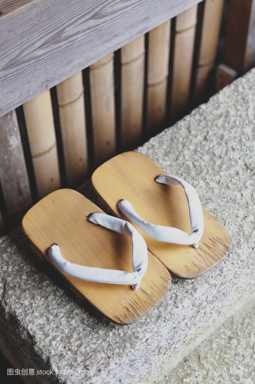 木屐或传统日本鞋、 拖鞋或凉鞋与高架的木基