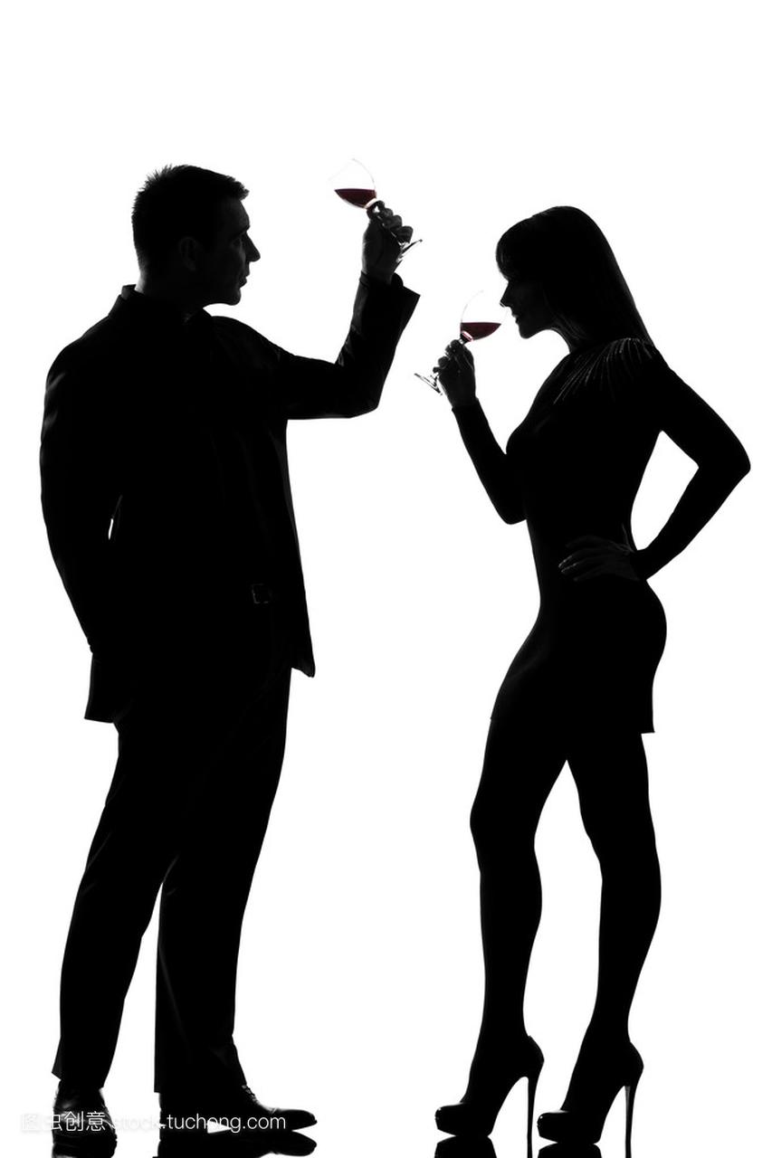 一对夫妇男人和女人喝红葡萄酒品鉴