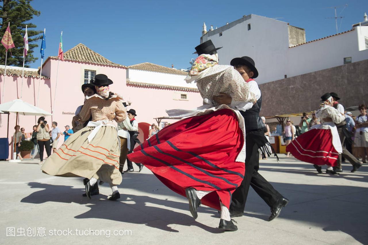 传统葡萄牙舞蹈在周六市场