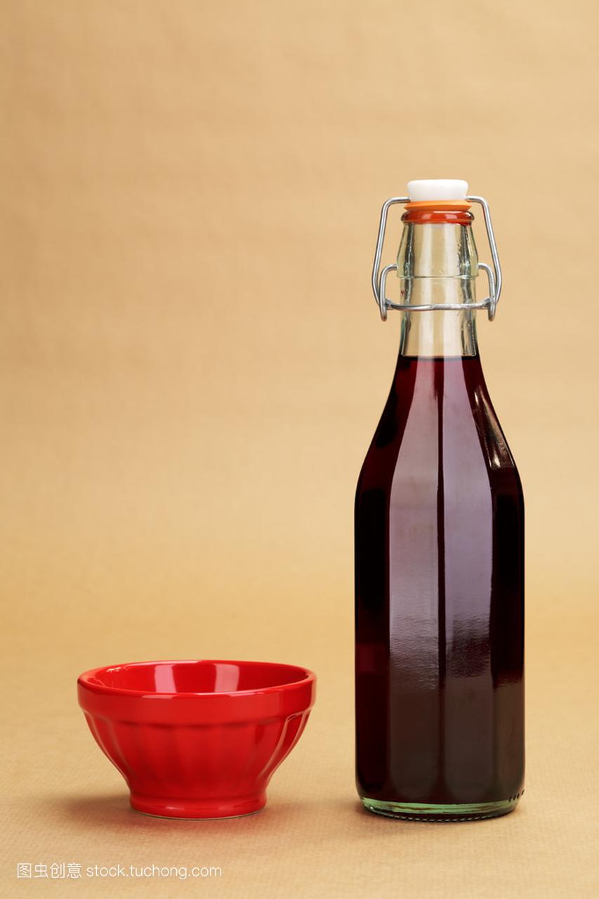 一个红色的陶瓷碗和经典的瓶身,一家做红酒