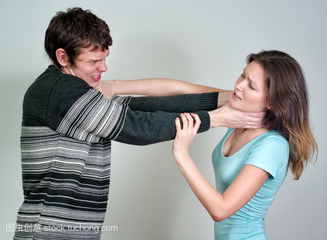 年轻夫妇吵架和打架