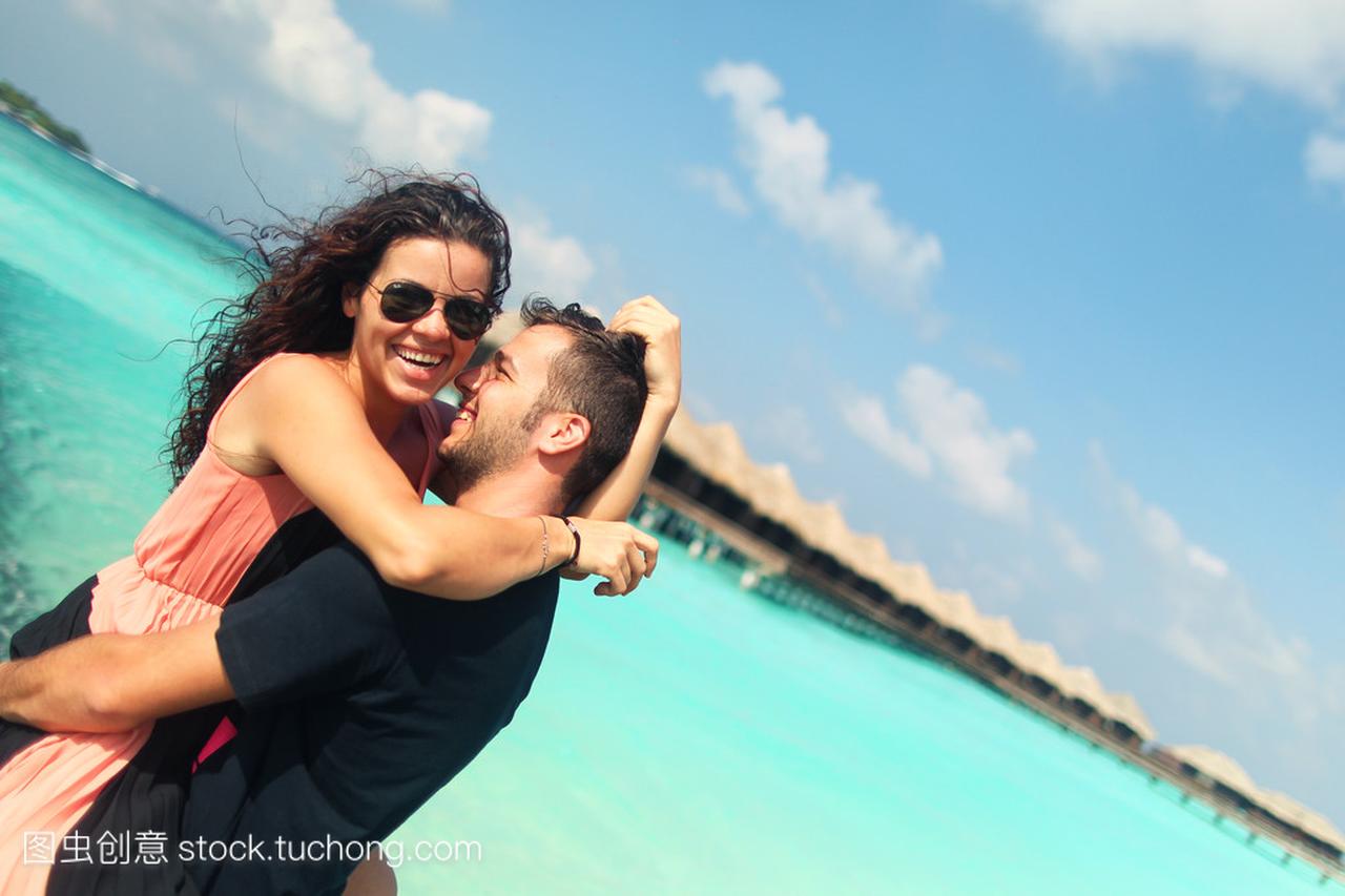 美丽在热带岛屿马尔代夫度蜜月的夫妇