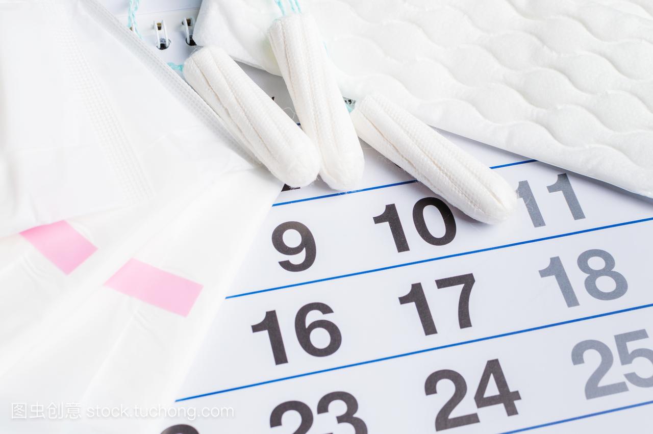 卫生棉条与垫的月经日历。月经的时间。卫生和