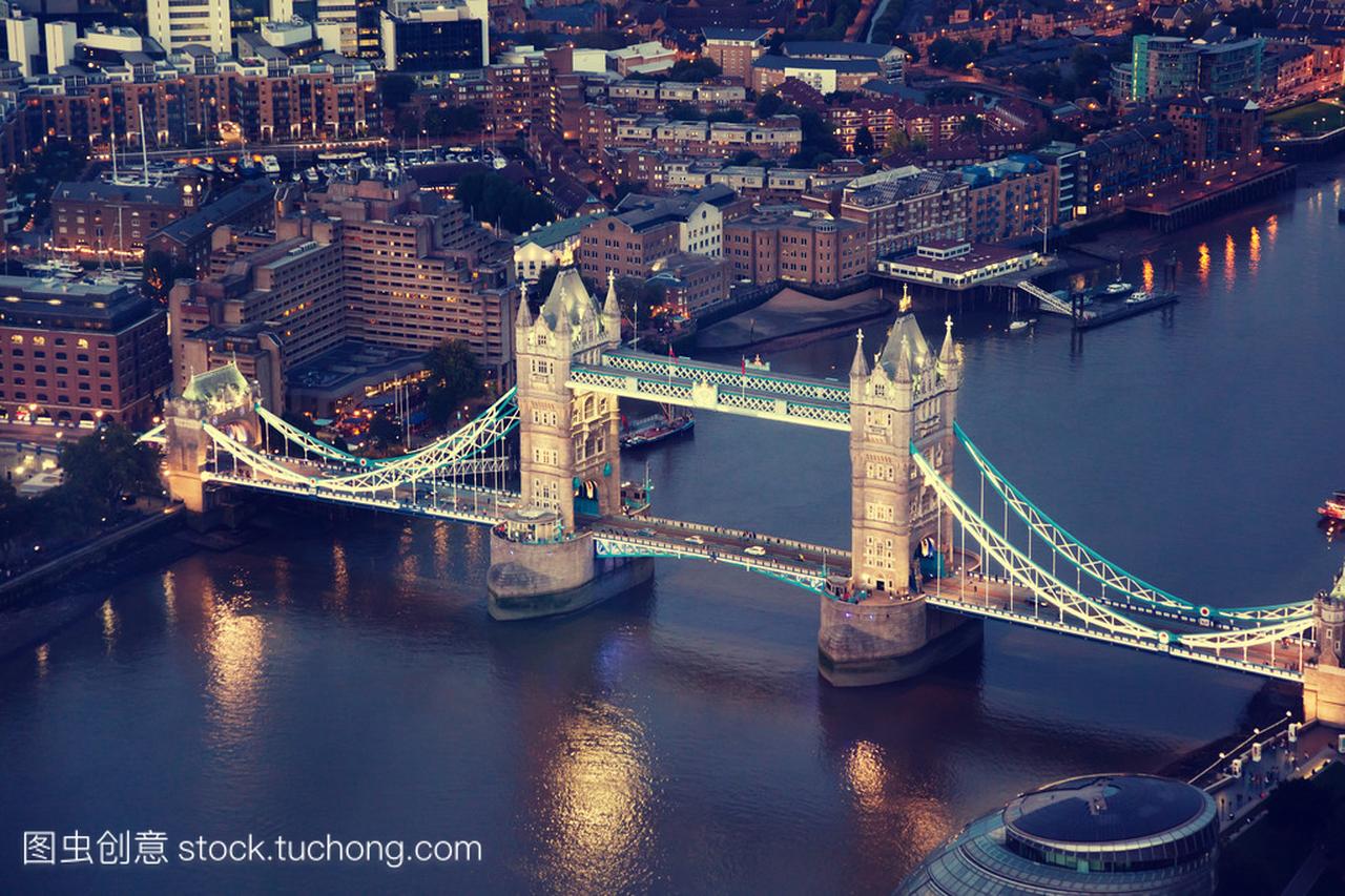 伦敦在晚上与城市建筑和伦敦塔桥
