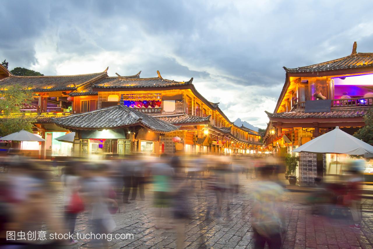 在晚上与人群旅游,中国云南丽江古城