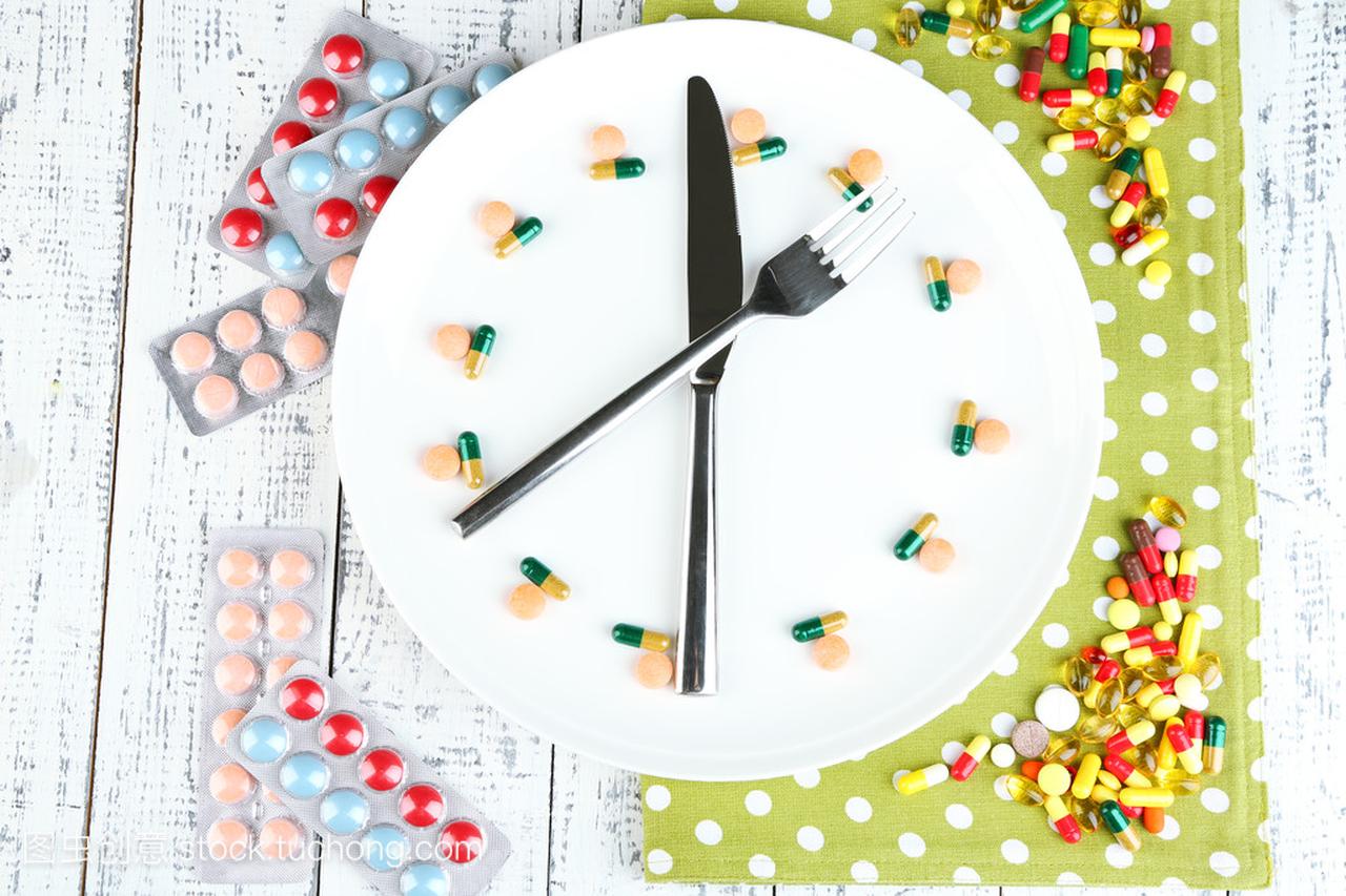 服药时间表和膳食。概念的照片。在颜色餐巾纸