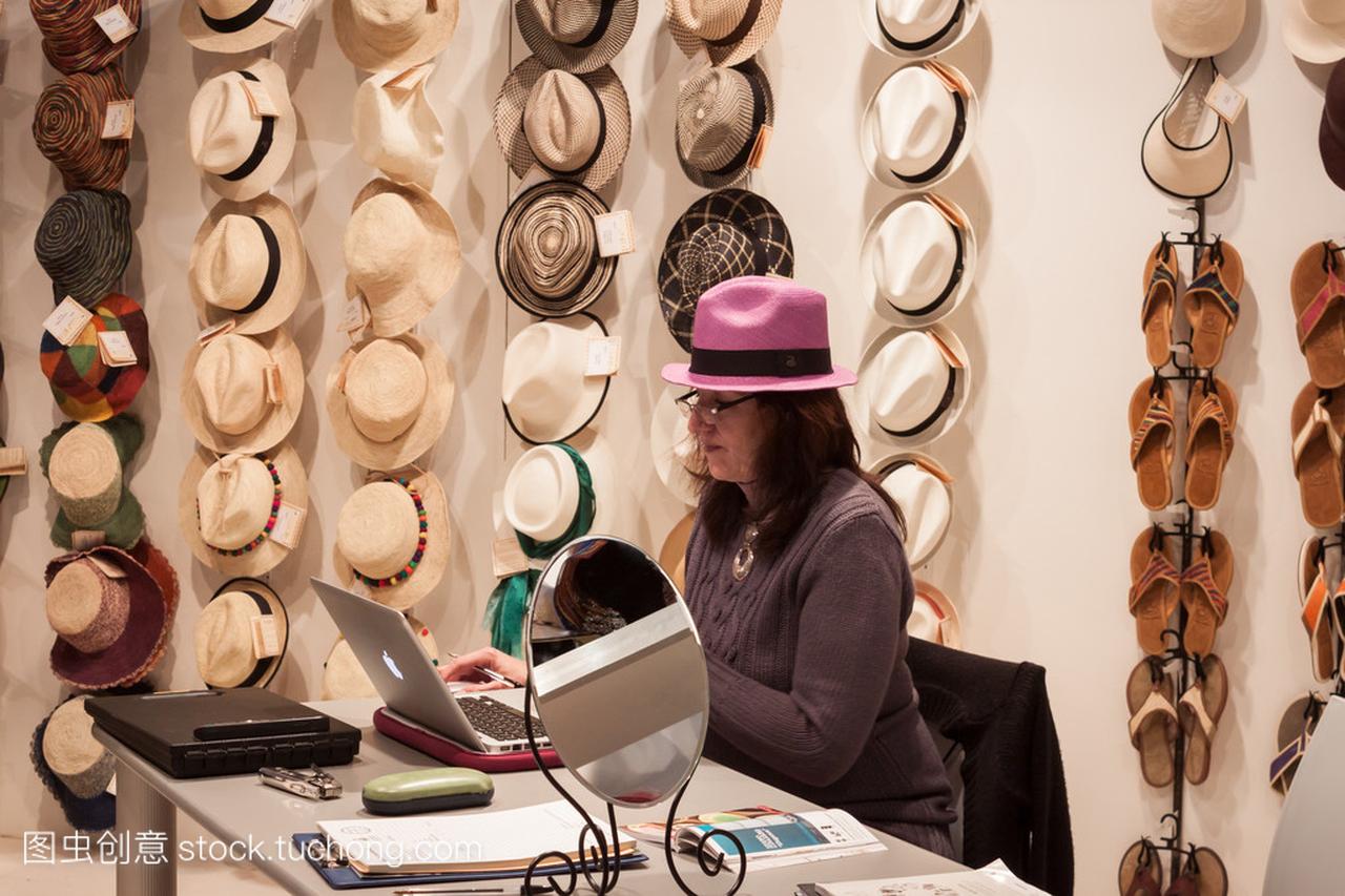 女人卖白楼,回家国际展在米兰,意大利的帽子
