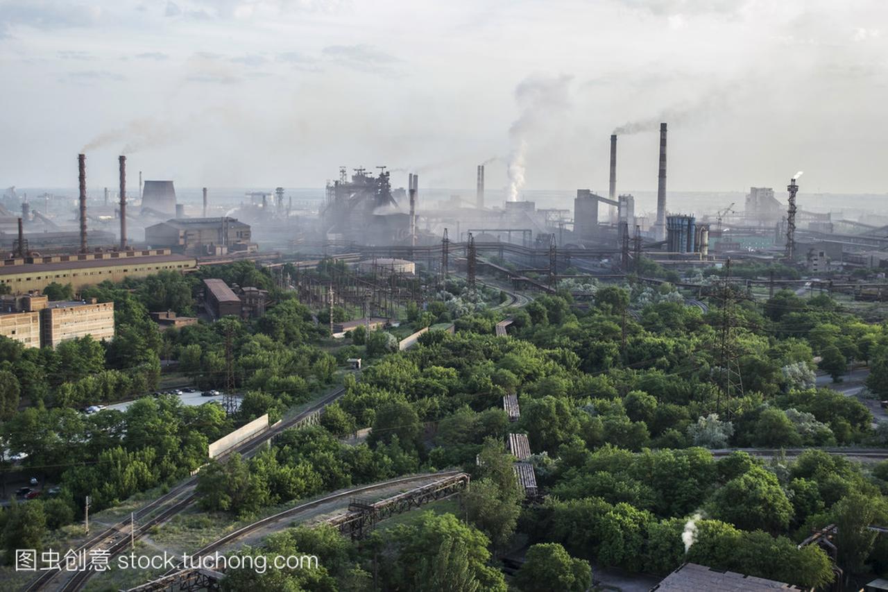 在乌克兰的工业景观。烟雾在日落时的钢厂。烟