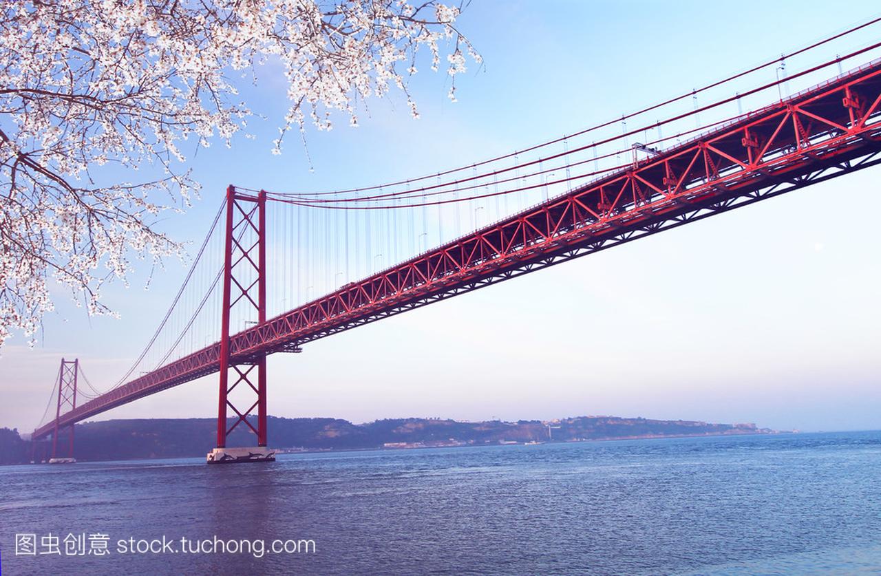 在春天,里斯本,葡萄牙的红色桥