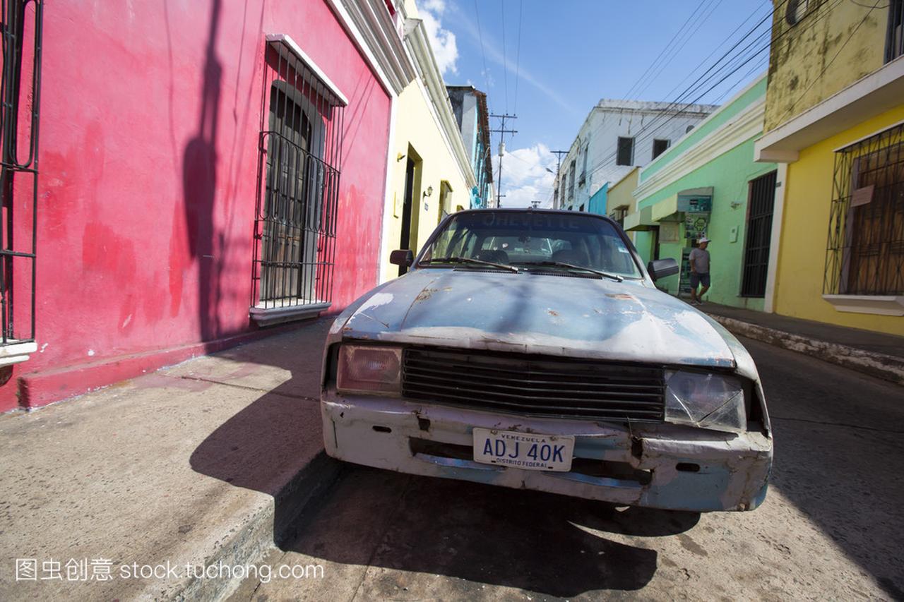 在委内瑞拉玻利瓦尔城,街上那辆旧车