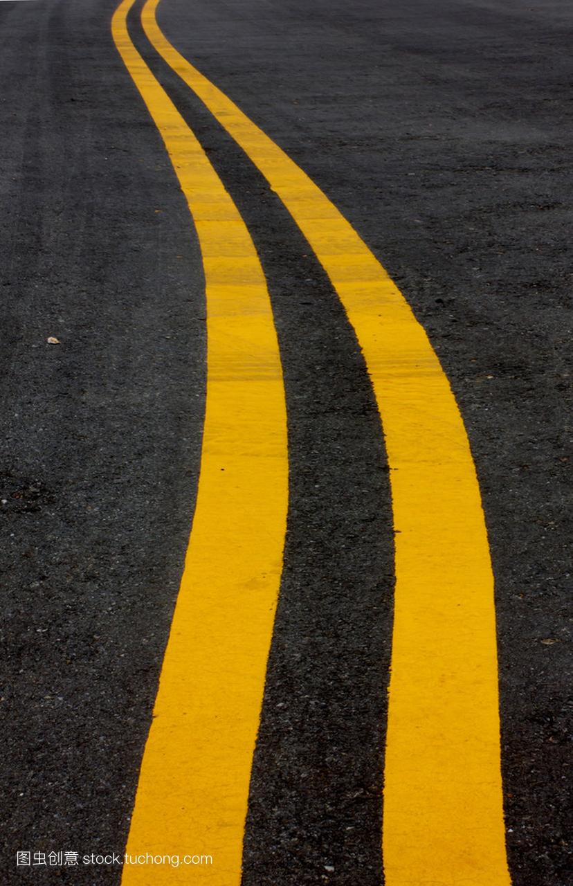 股票照片: 双黄线铺好的道路
